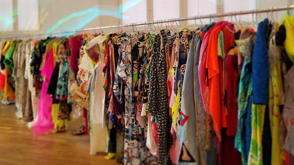 Kostüme in der Ausstellung UtopiaChicks on Speed & collaborators im Museum Villa Stuck in München