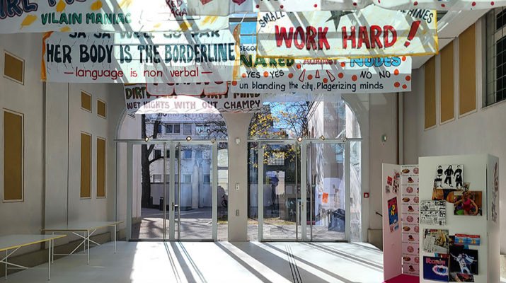 Eingang zur Ausstellung UtopiaChicks on Speed & collaborators im Museum VILLA STUCK in München