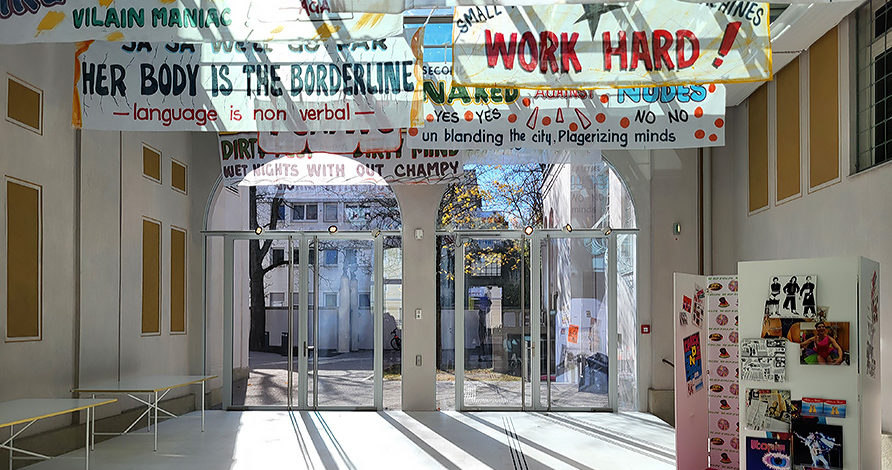 Eingang zur Ausstellung UtopiaChicks on Speed & collaborators im Museum VILLA STUCK in München