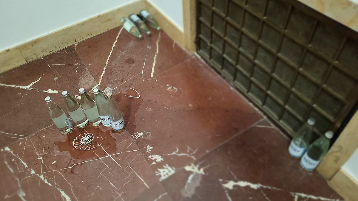 Wasser und Marmorboden im Haus der Kunst in München in der Ausstellung "Cyprien Gaillard. Wassermusik"