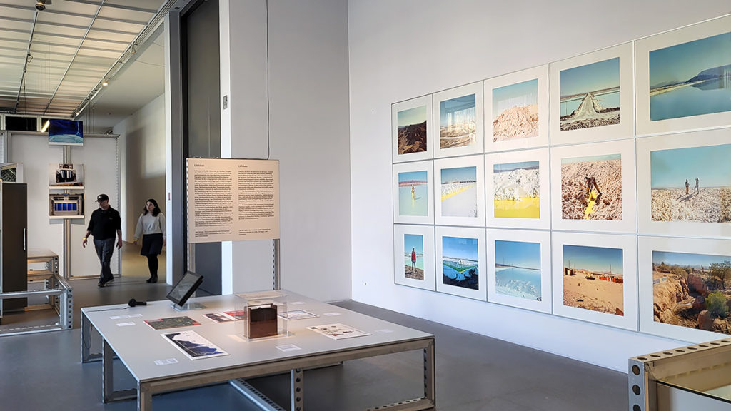 Fotografien in der Ausstellung "City in the Cloud" im Architekturmuseum der TU München in der Pinakothek der Moderne