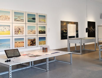 Besucherin und Ausstellungsräume der Ausstellung "City in the Cloud: Data on the Ground. The Architecture of Data" im Architekturmuseum der TUM in der Pinakothek der Moderne in München