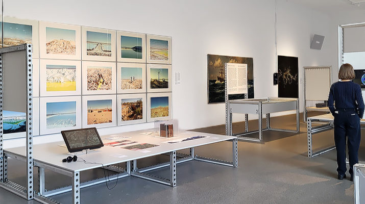 Besucherin und Ausstellungsräume der Ausstellung "City in the Cloud: Data on the Ground. The Architecture of Data" im Architekturmuseum der TUM in der Pinakothek der Moderne in München