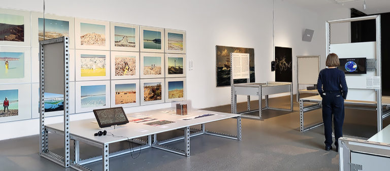 Besucherin und Ausstellungsräume der Ausstellung "City in the Cloud: Data on the Ground. The Architecture of Data" im Architekturmuseum der TUM in der Pinakothek der Moderne in München