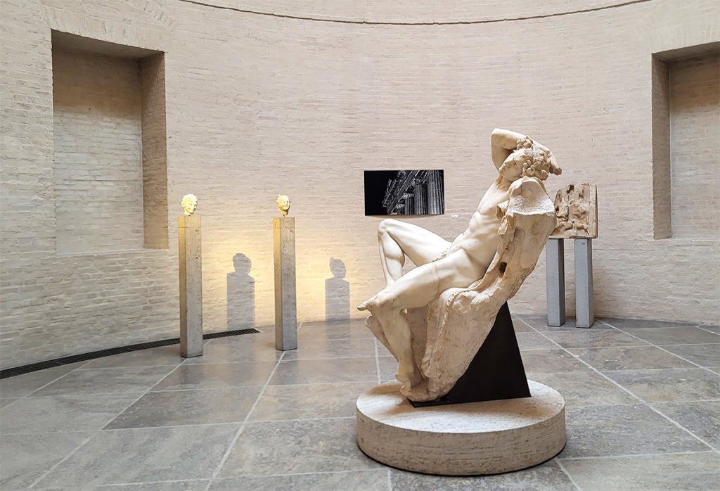 Fotografie von Richard Berndt im Saal des Faun in der Ausstellung "Griechische Tempel" in der Glyptothek München