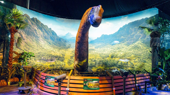 Dinosaurier Exponat in der Jurassic World Ausstellung in der Kleinen Olympiahalle München