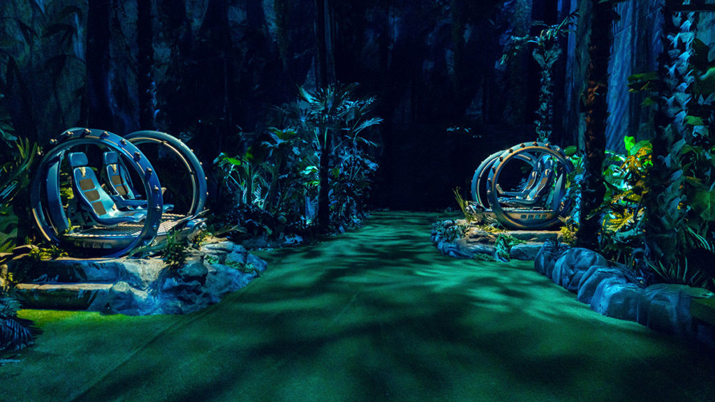 Ausstellungsräume in der Kleinen Olympiahalle mit Plätzen für Besucher:innen der Ausstellung Jurassic World - The Experience