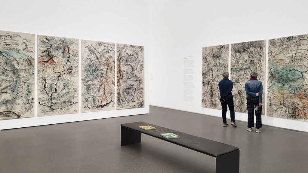 Kunstwerk "Mapping the World" von Qiu Zhijie in der Ausstellung Sweeter than Honey - Ein Panorama der Written Art in der Pinakothek der Moderne in München