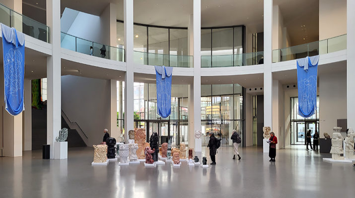 Ausstellung "Stefan Rinck - Der Alpen-Clan kehrt zurück" in der Rotunde der Pinakothek der Moderne in München