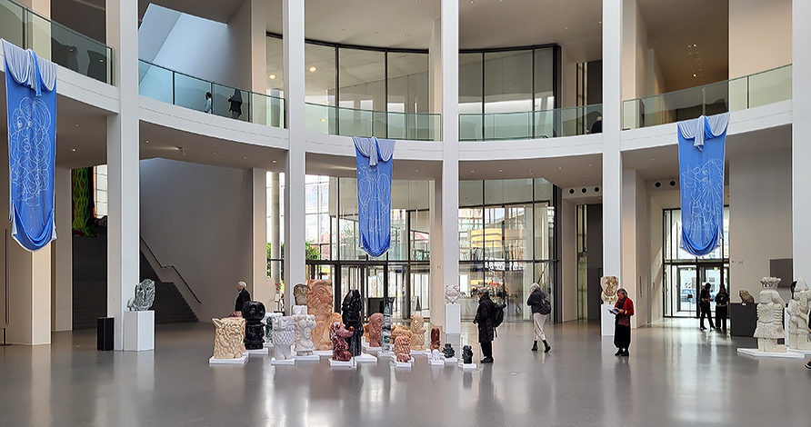 Ausstellung "Stefan Rinck - Der Alpen-Clan kehrt zurück" in der Rotunde der Pinakothek der Moderne in München