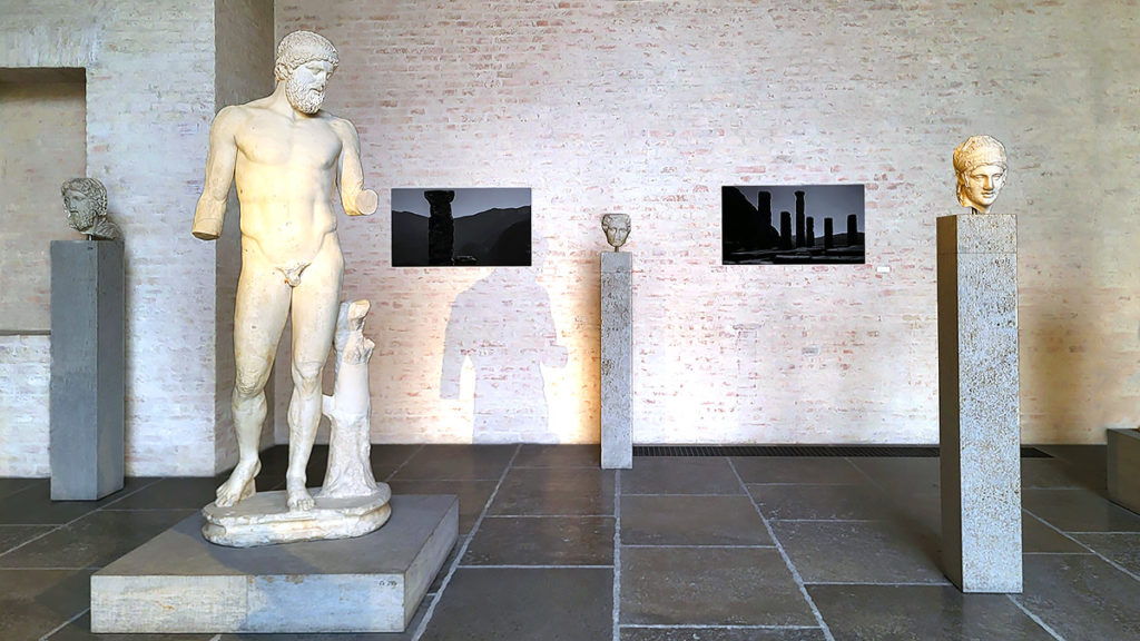 Skulpturen und Fotografien in der Ausstellung "Griechische Tempel" in der Glyptothek in München