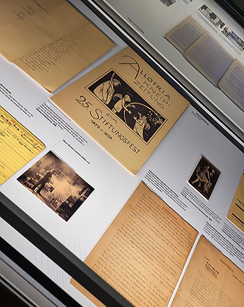 Dokumente eines Zeitzeugen in der Ausstellung Maria Theresia 23. Biografie einer Münchner Villa in der Monacensia im Hildebrandhaus