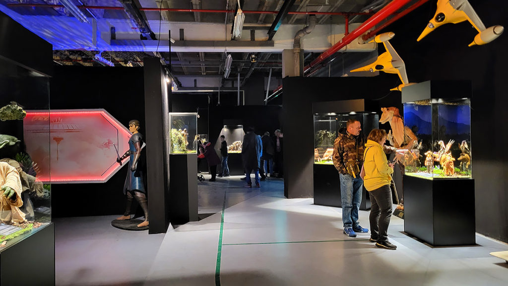 Besucher:innen und Ausstellungsräume in der Star Wars Ausstellung The Fans Strike Back im Pineapple Park in München