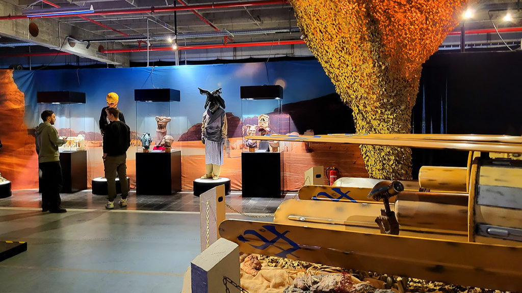 Besucher und Ausstellungsräume der Star Wars Ausstellung The Fans Strike Back im Pineapple Park in München