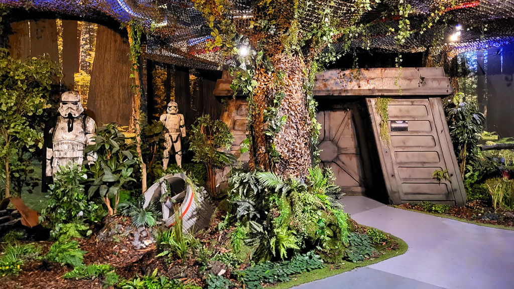 Ausstellungsräume und Exponate in der Star Wars Ausstellung The Fans Strike Back im Pineapple Park in München