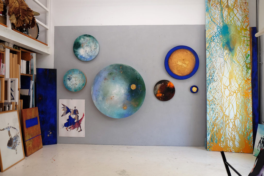 Atelier mit Kunstwerken von Anja Verbeek von Loewis