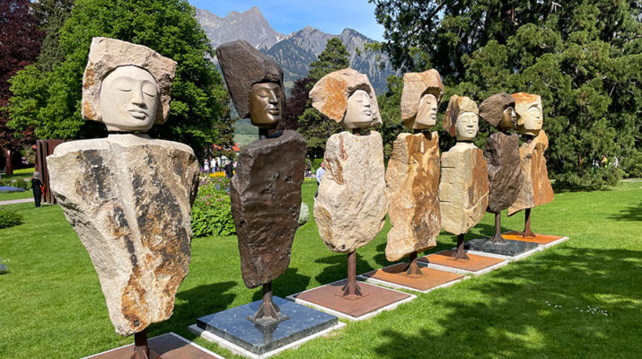 Skulpturen von Martin Wiese, die in der Ausstellung im Münchner Künstlerhaus am Lenbachplatz in München ausgestellt sind