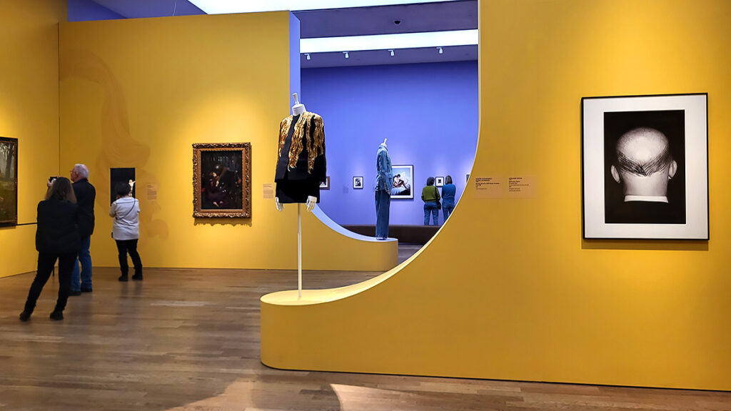 Fotografien, Skulpturen und Gemälde in der Ausstellung Haar - Macht - Lust in der Hypo Kunsthalle in München