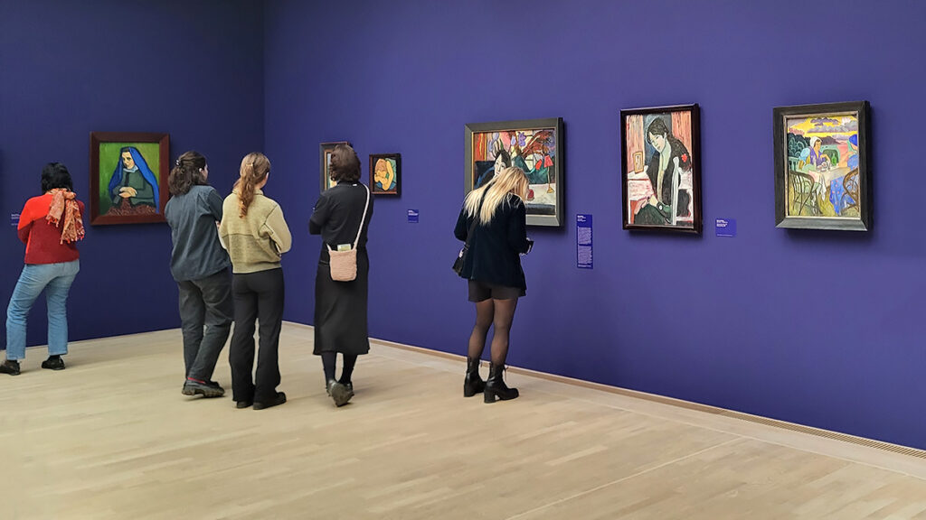 Gemälde und Besucher:innen in der Ausstellung Blauer Reiter im Lenbachhaus in München