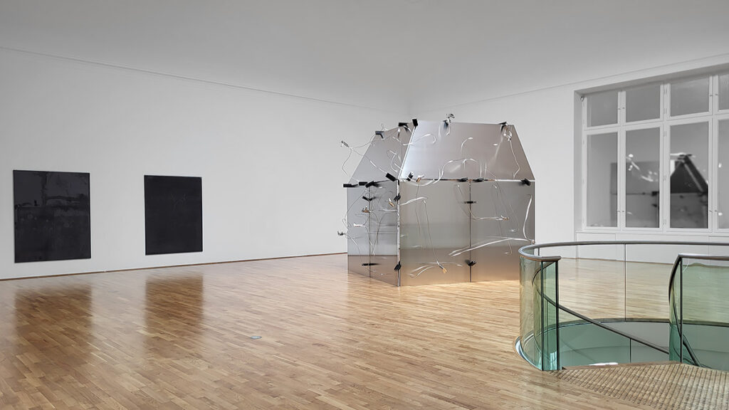 Gemälde und Installation von Philipp Messner in einer aktuellen Ausstellung im Museum Villa Stuck in München