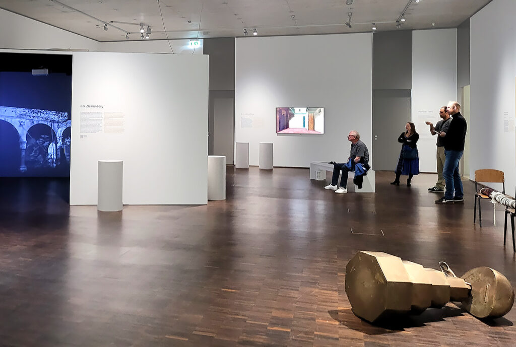 Besucher:innen der Ausstellung Yalla - Arabisch-jüdische Berührungen im Jüdischen Museum München