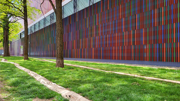 Ausstellung Carrying im Außenbereich des Museum Brandhorst in München