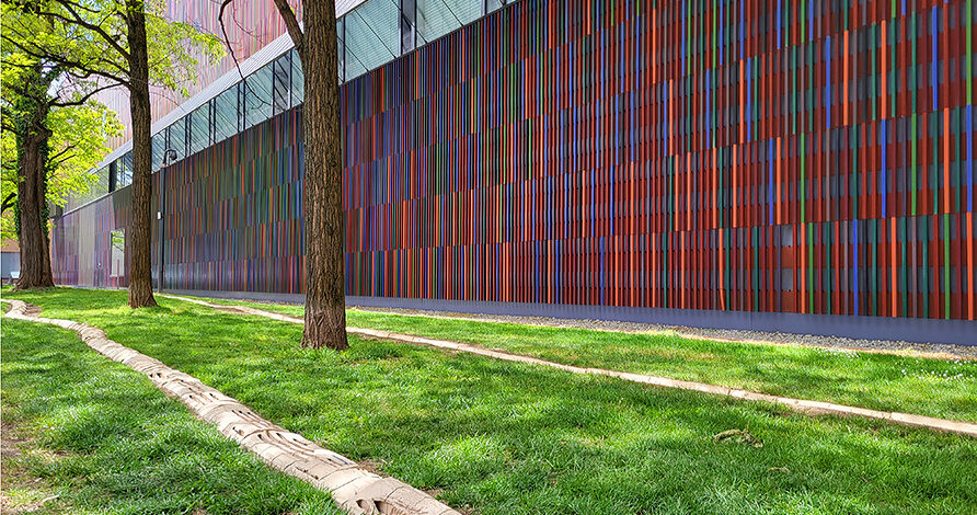 Ausstellung Carrying im Außenbereich des Museum Brandhorst in München