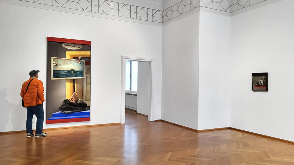 Besucher und Kunstwerke von Ilit Azoulay in der Ausstellung No Single View im Museum VILLA STUCK in München