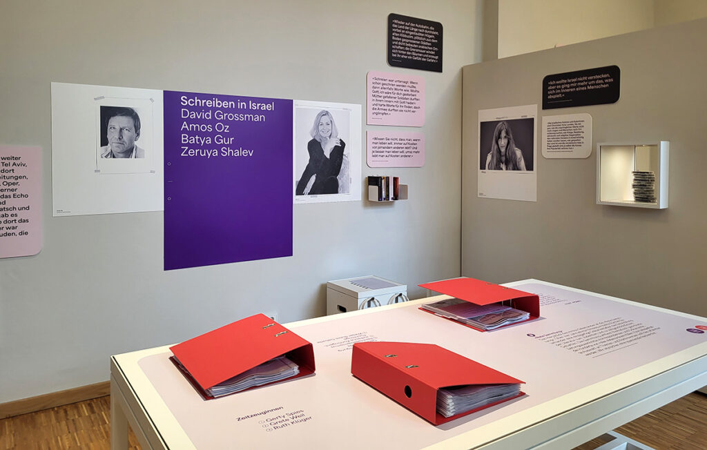 Ausstellungsräume und Exponate in der Ausstellung " Literatur & Haltung. Rachel Salamanders Archiv" in der Monacensia im Hildebrandhaus in München