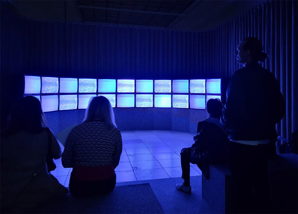 Videokunst und Besucher:innen der Ausstellung Steina - Playback im Haus der Kunst in München