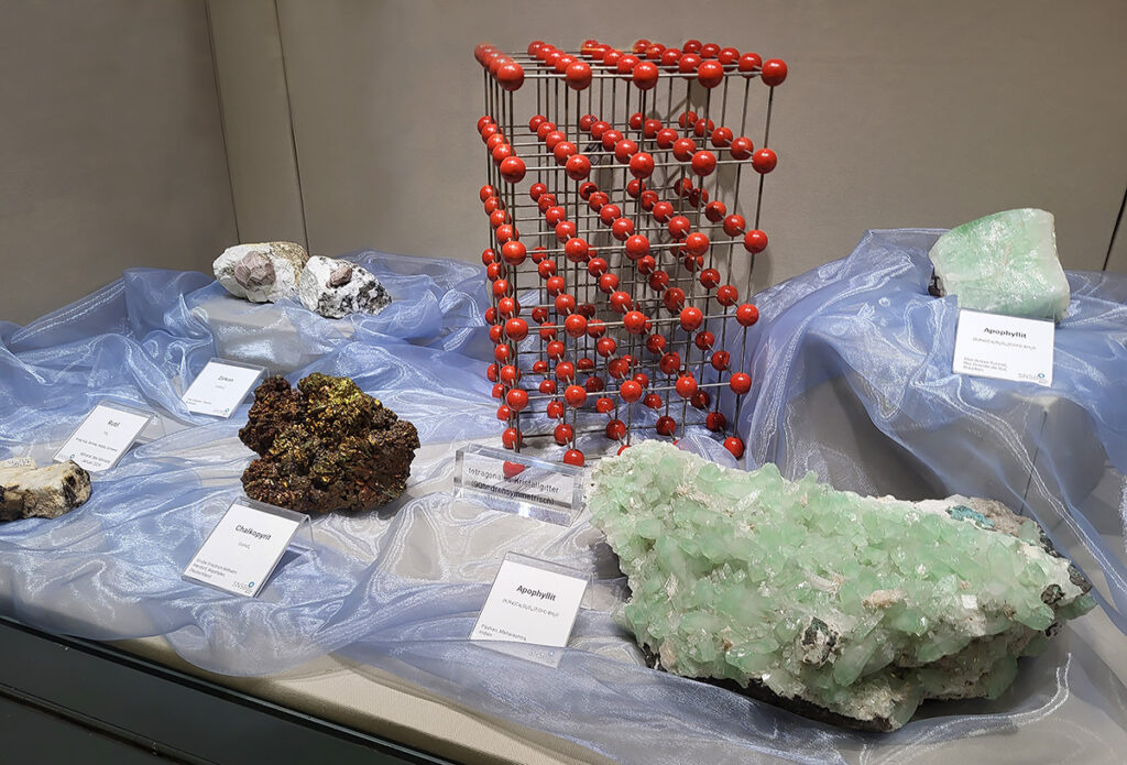 Kristalle und Mineralien in einer Vitrine im Museum Mineralogie München