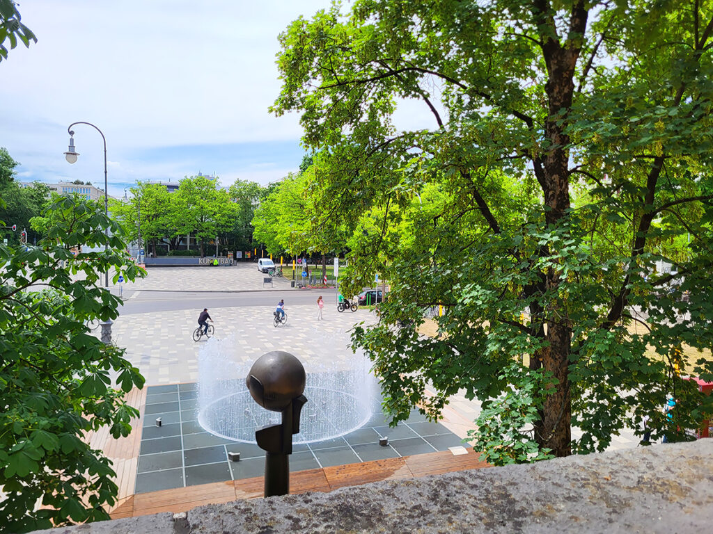 Brunnen von Jeppe Hein am Lenbachhaus in München