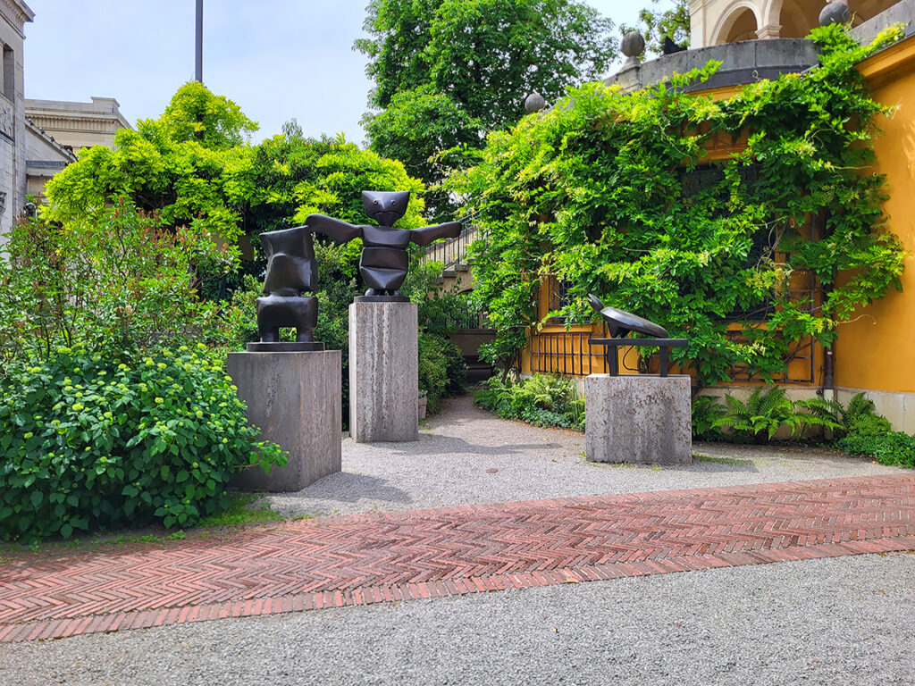 Skulpturen von Max Ernst im Garten des Lenbachhauses