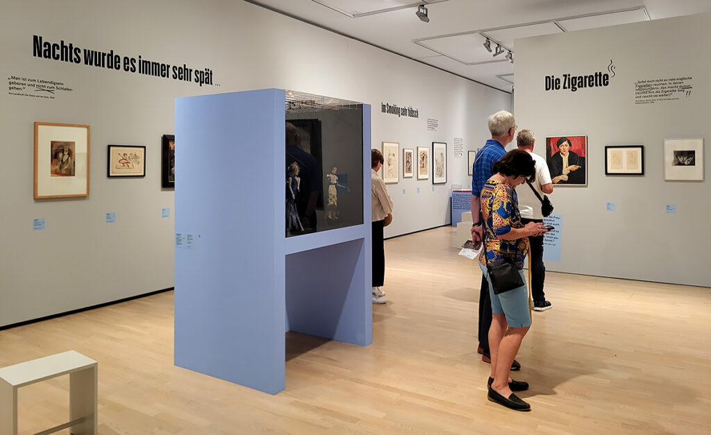 Ausstellungsräume und Besucher:innen der Ausstellung "Ein Ferngespräch. . Szenen aus der Weimarer Republik" im Lenbachhaus in München