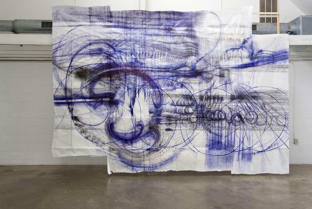 Zeichnungsinstallationen von Maria Vmier in einer aktuellenAusstellung im Haus der Kunst in München
