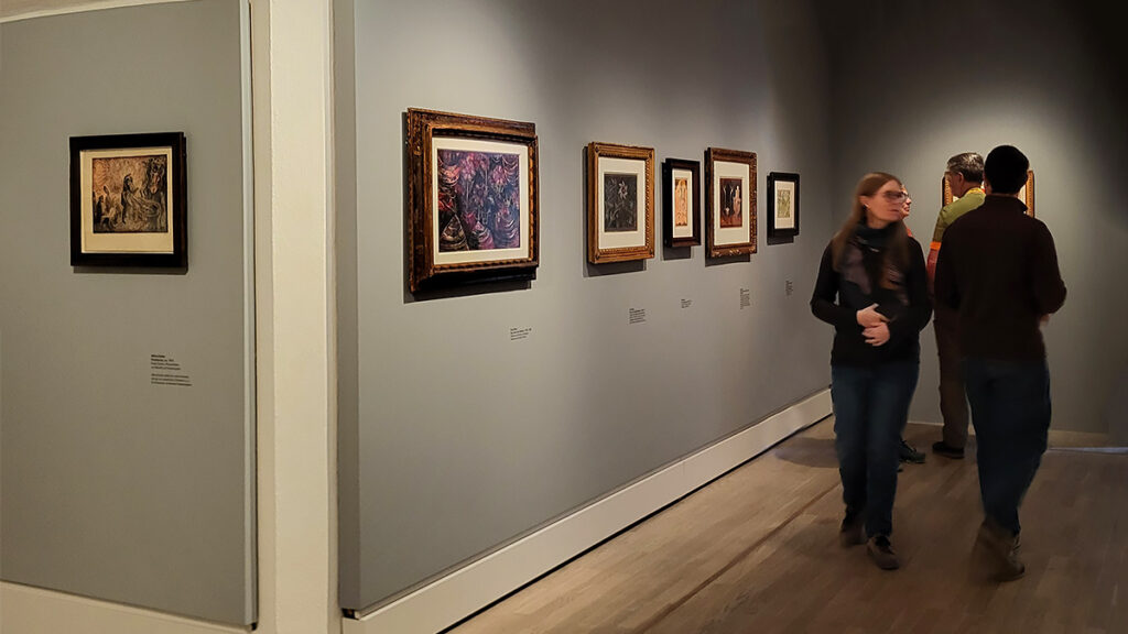 Ausstellungsräume mit Gemälden und Besucher:innen der Ausstellung Paul Klee - der Poet des Blauen Reiter im Schlossmuseum Murnau