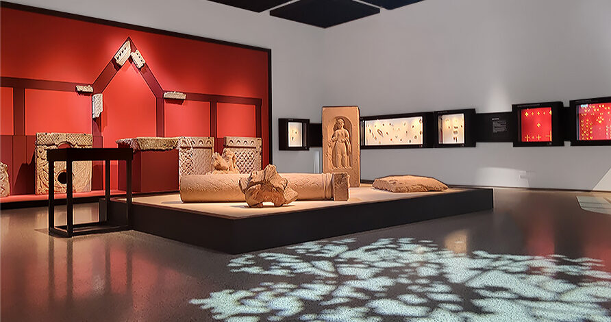 Ausstellungsräume und Exponate in der Archäologischen Staatssammlung München