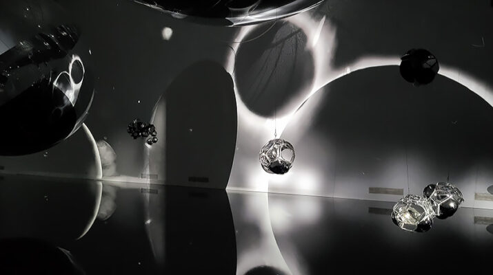 Ausstellung von Tomás Saraceno im Haus der Kunst in München