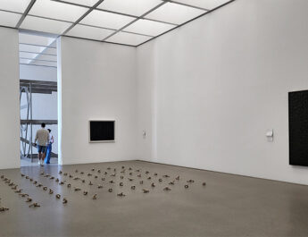 Ausstellung Between and Beyond. Zwischenräume und Übergänge. Kunst und Raum seit 1960 in der Pinakothek der Moderne in München