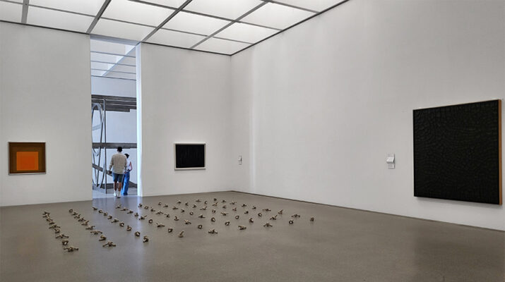 Ausstellung Between and Beyond. Zwischenräume und Übergänge. Kunst und Raum seit 1960 in der Pinakothek der Moderne in München