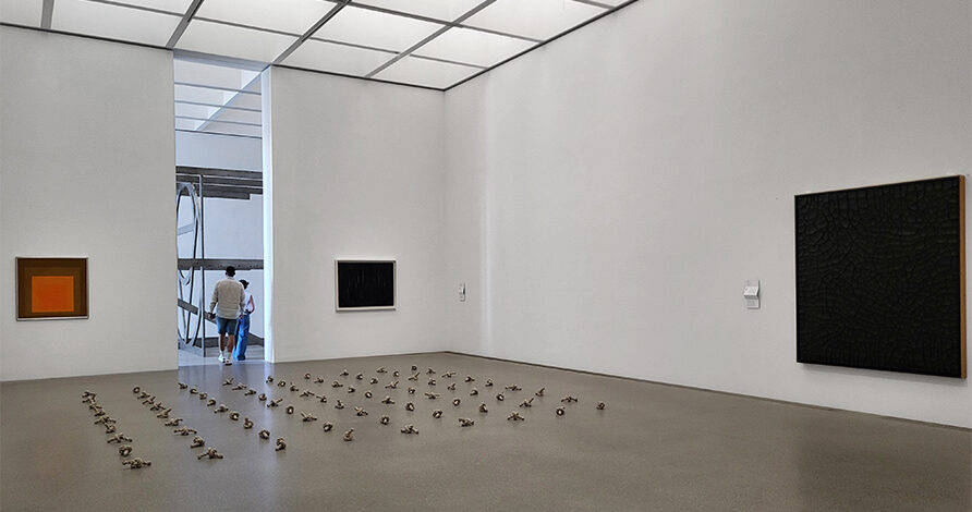 Ausstellung Between and Beyond. Zwischenräume und Übergänge. Kunst und Raum seit 1960 in der Pinakothek der Moderne in München