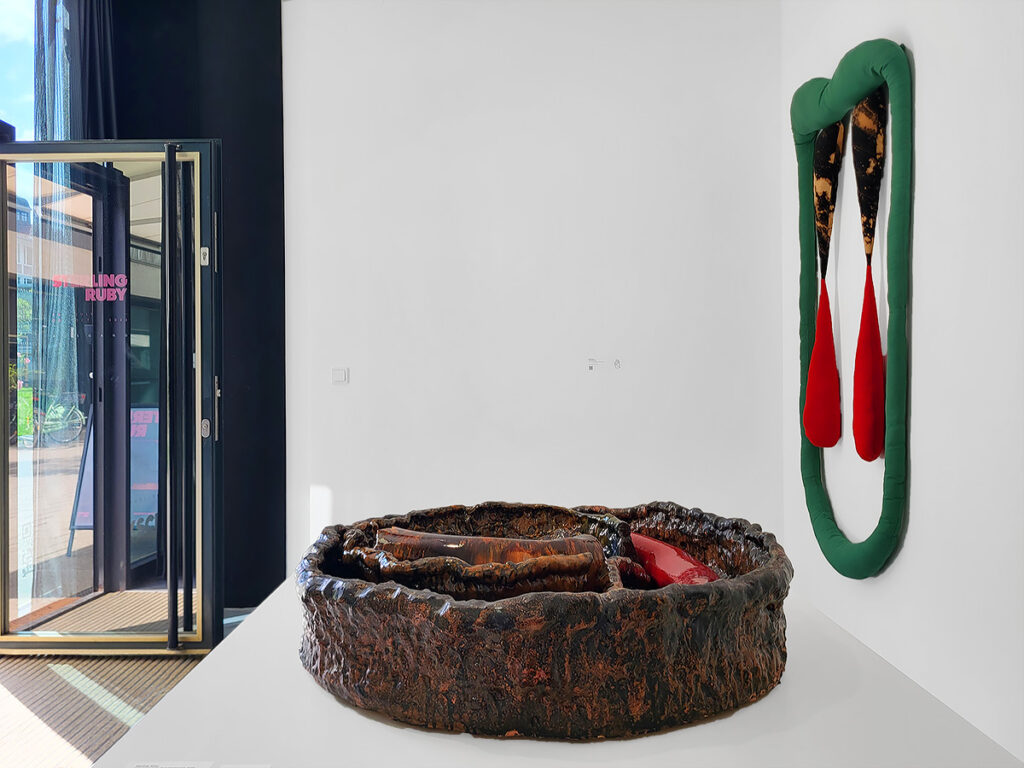 Ausstellungsraum der Ausstellung Sterling Ruby in der Sammlung Goetz in München