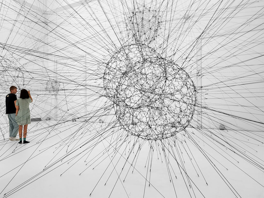 Begehbares Kunstwerk von Thomás Saraceno mit Besucher:innen der Ausstellung Verwobene Welten im Haus der Kunst in München
