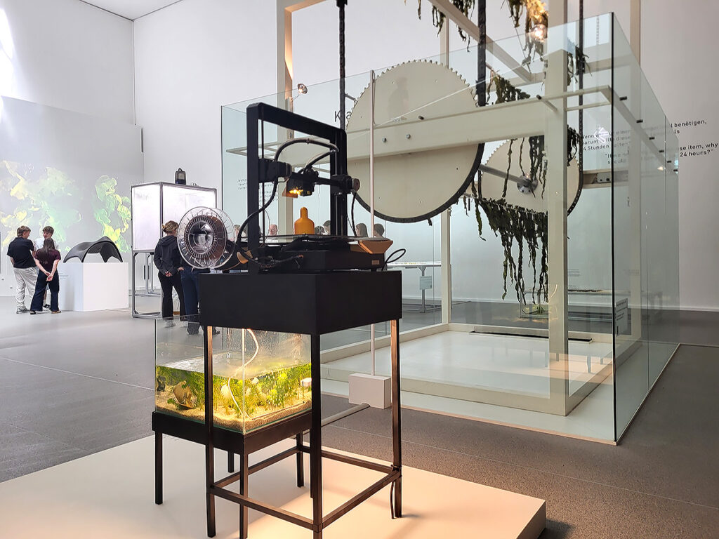 Ausstellungsräume und Besucher:innen der Ausstellung Klarenbeek & Dros in der Pinakothek der Moderne in München